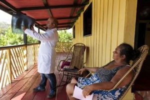 13/07/16 - Aldeia Makira, município de Itacoatiara(AM). O médico cubano Dr.Erick Garcia Reis atende a paciente Leonildes Mura.